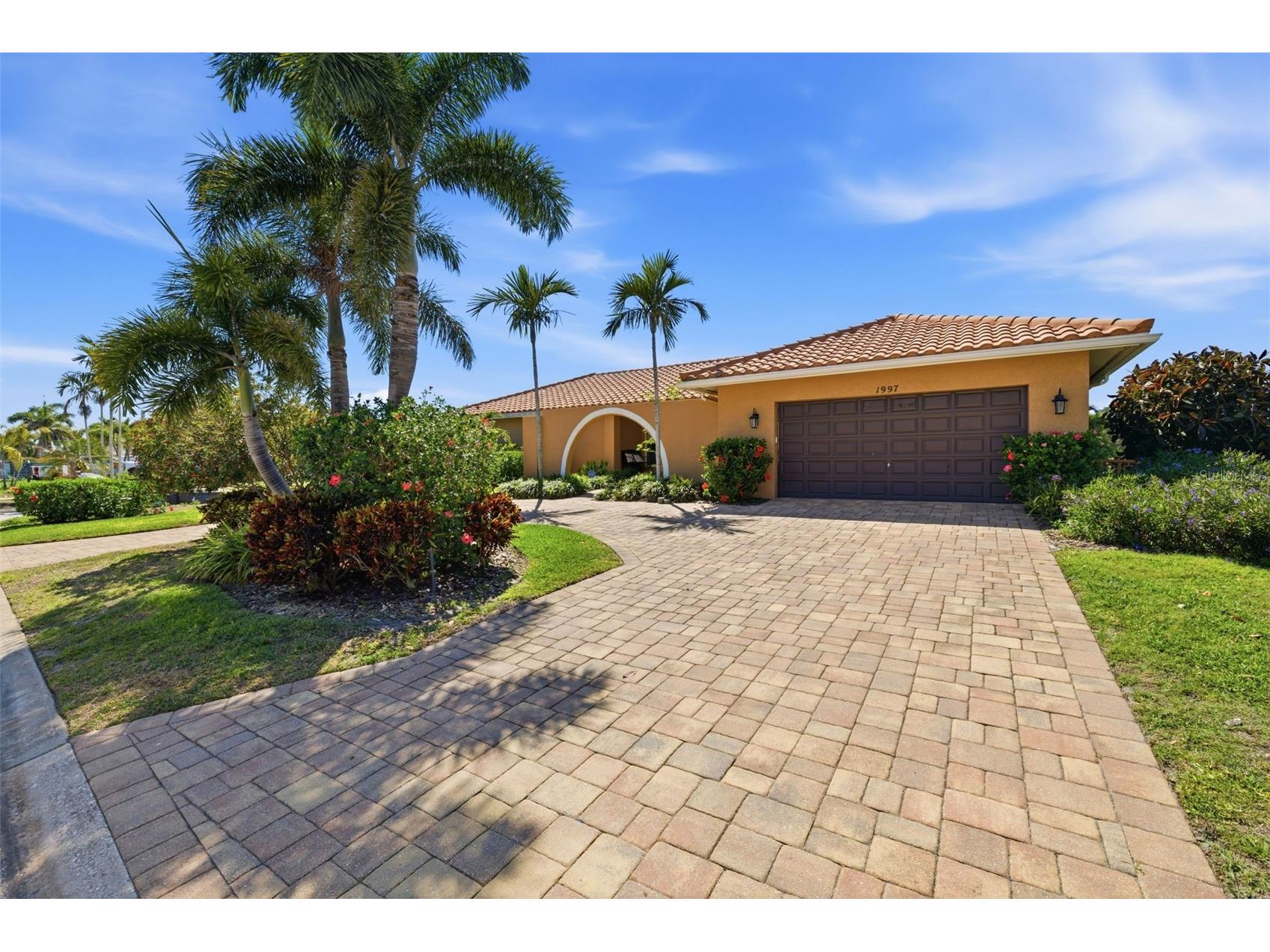 1997 Hawaii Avenue NE Saint Petersburg FL 33703 - TAMPA BAY TB8495463 image1