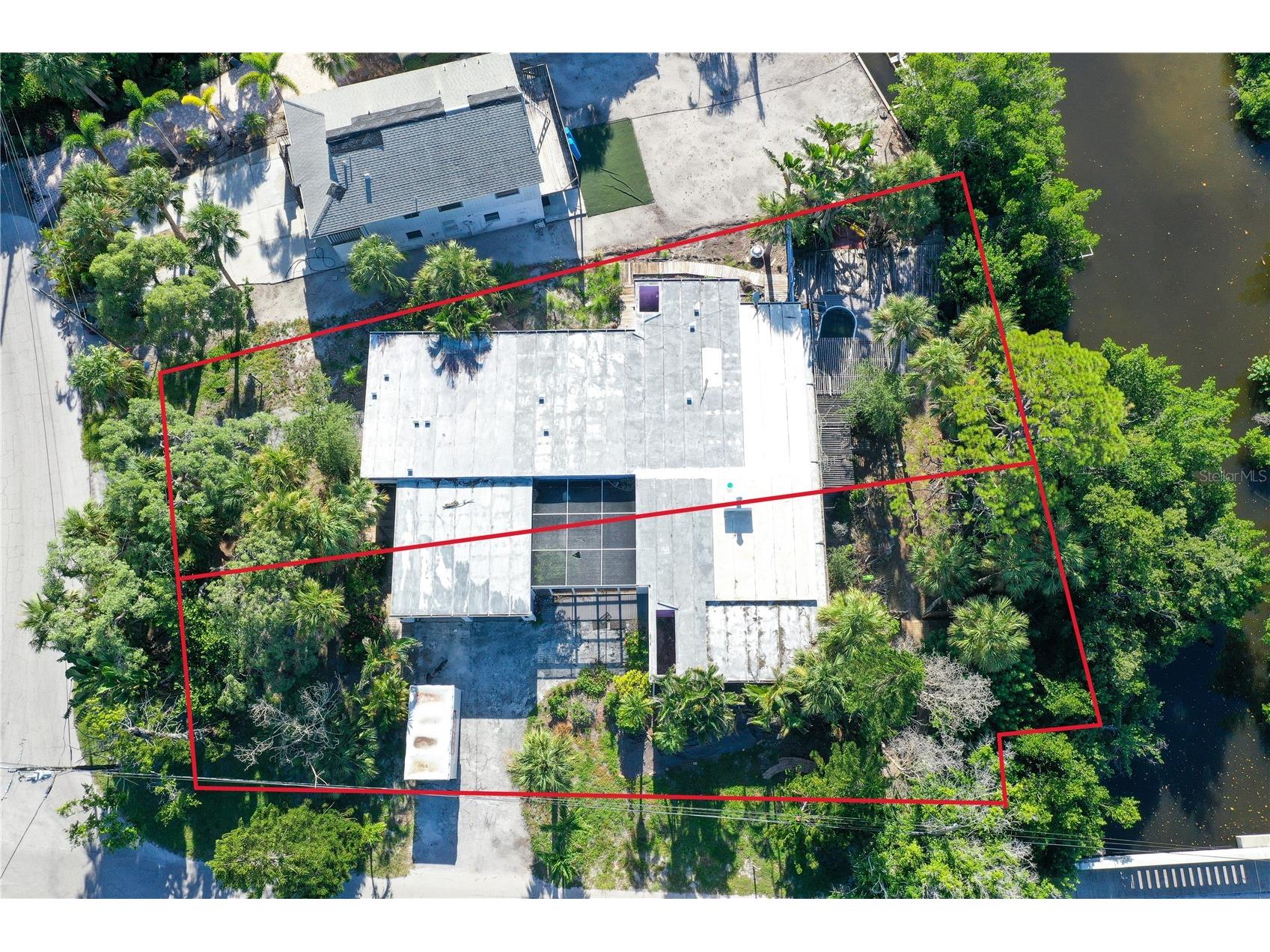 2 Island Circle Sarasota FL 34242 - GRAND CANAL A4663157 image1