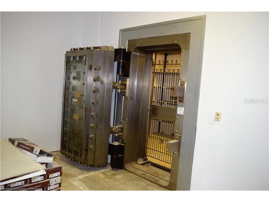 2 W Main Street Avon Park FL 33825 L4945883 image6