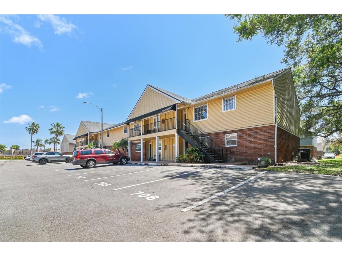200 Country Club Drive #706 Largo FL 33771 U8236066 image1