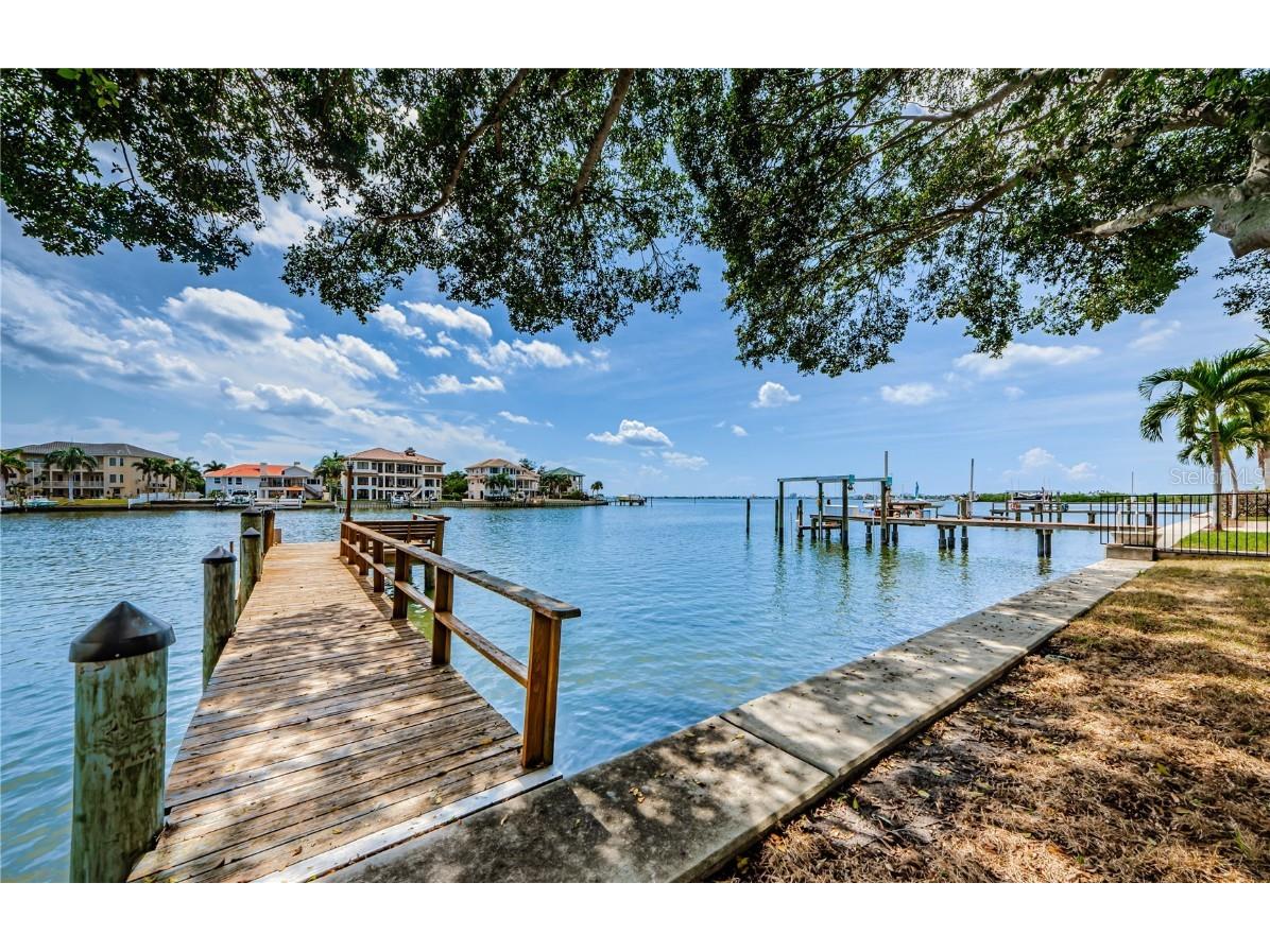 2000 Dolphin Boulevard S Saint Petersburg FL 33707 U8214341 image1