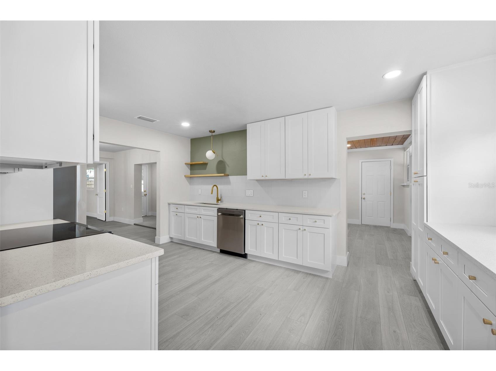 2001 E Powhatan Avenue Tampa FL 33610 TB8514051 image6