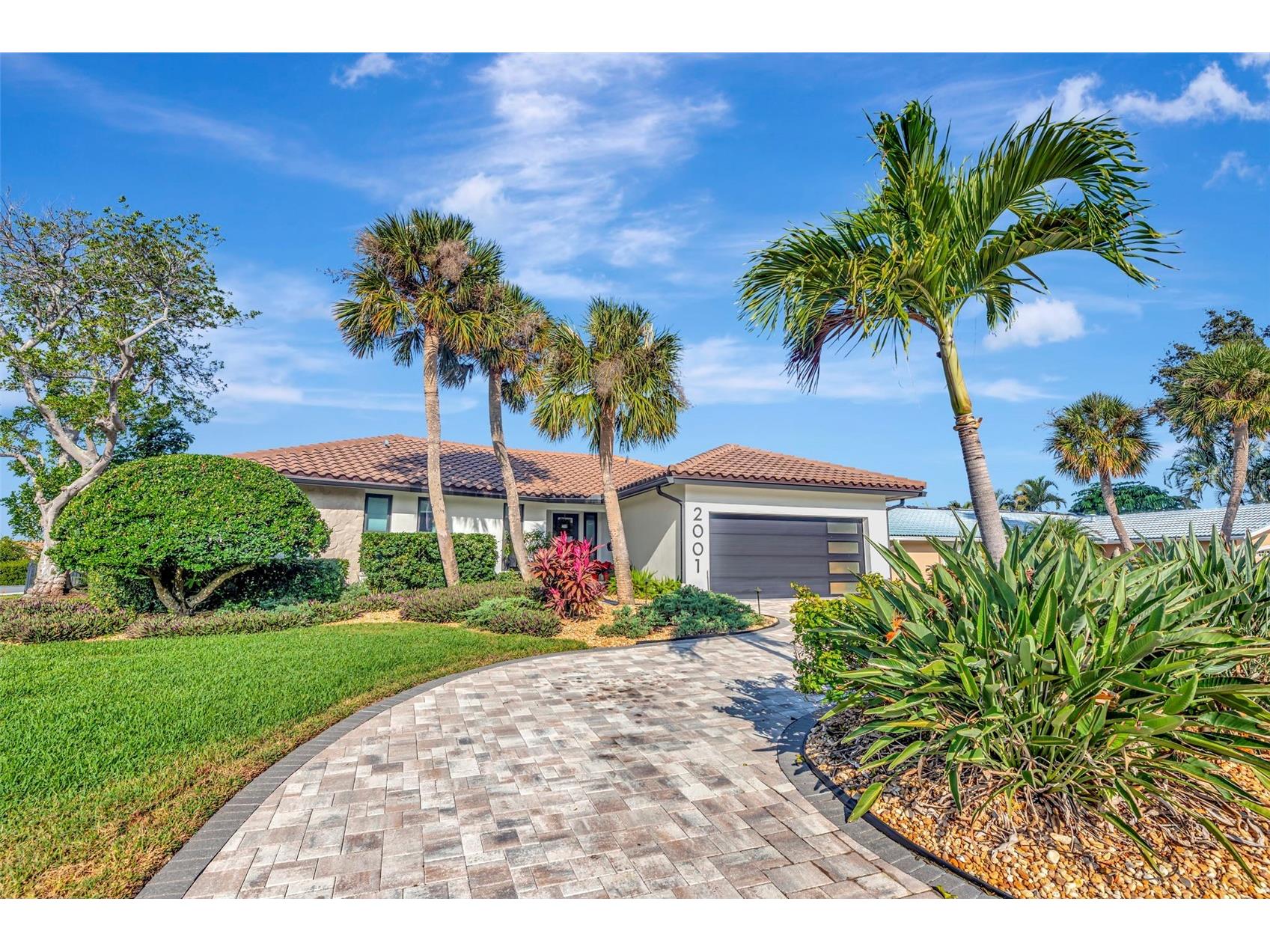 2001 Massachusetts Avenue NE Saint Petersburg FL 33703 - DEEP WATER CANAL TO TAMPA BAY TB8455886 image1