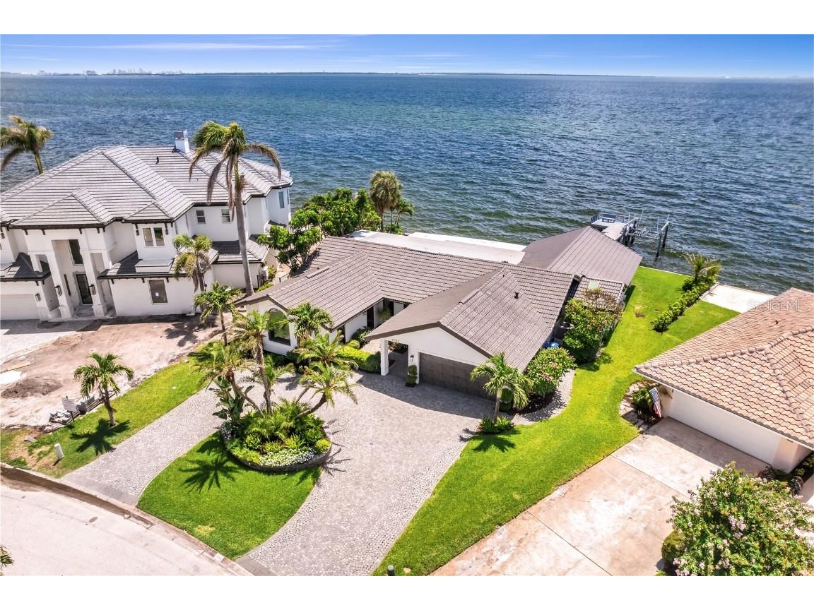 2002 Carolina Circle NE Saint Petersburg FL 33703 - TAMPA BAY TB8398543 image1