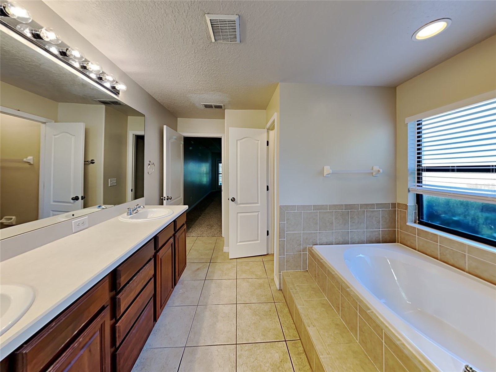 2004 Abbey Trace Drive Dover FL 33527 TB8488181 image15