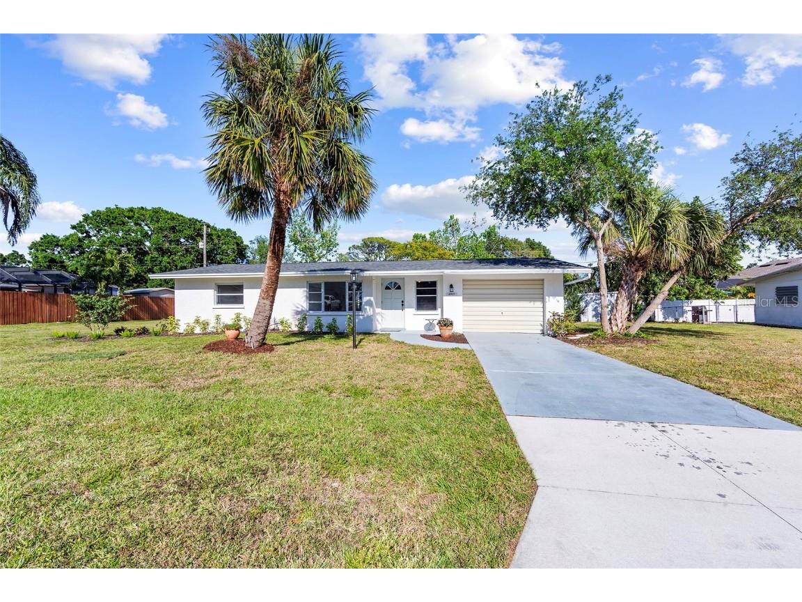 2005 47th Street Court W Bradenton FL 34209 A4649065 image1