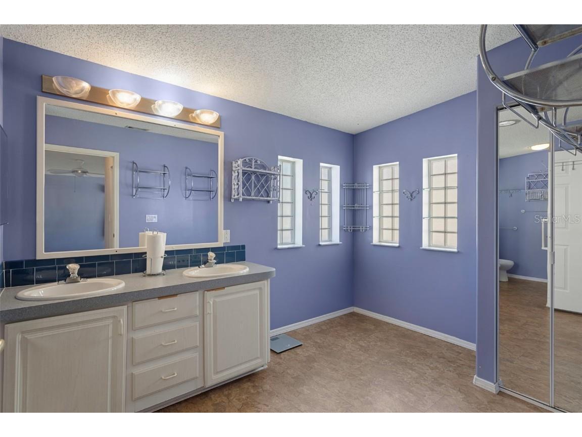 2005 Lake Linda Circle Lutz FL 33558 W7880473 image31