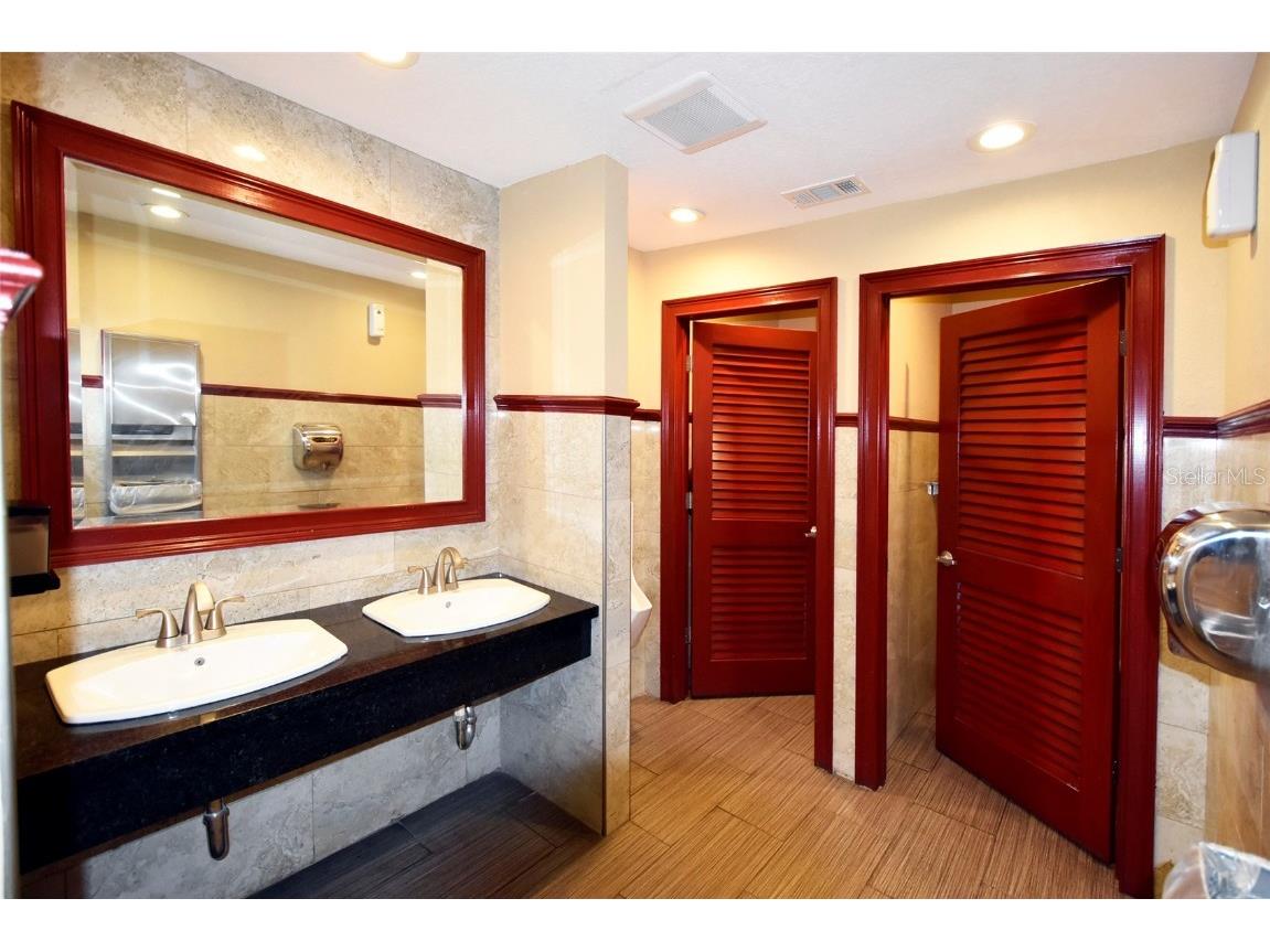 2005 Pan Am Circle Tampa FL 33607 W7877403 image10