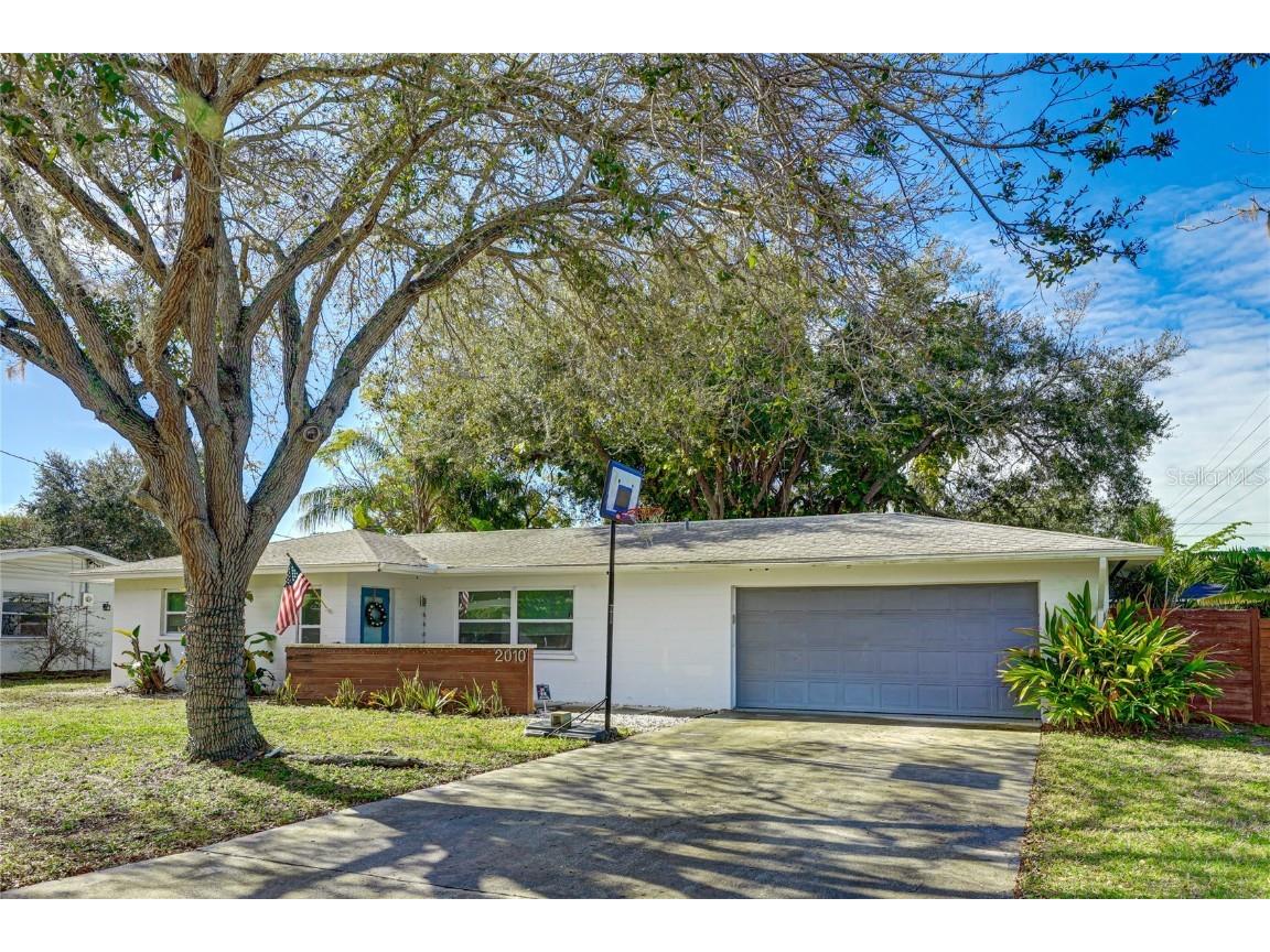 2010 Hyde Park Circle Sarasota FL 34239 A4592903 image1