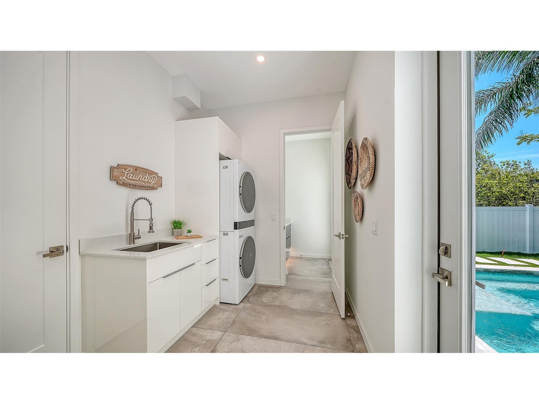 2010 Hyde Park Circle Sarasota FL 34239 A4687471 image31