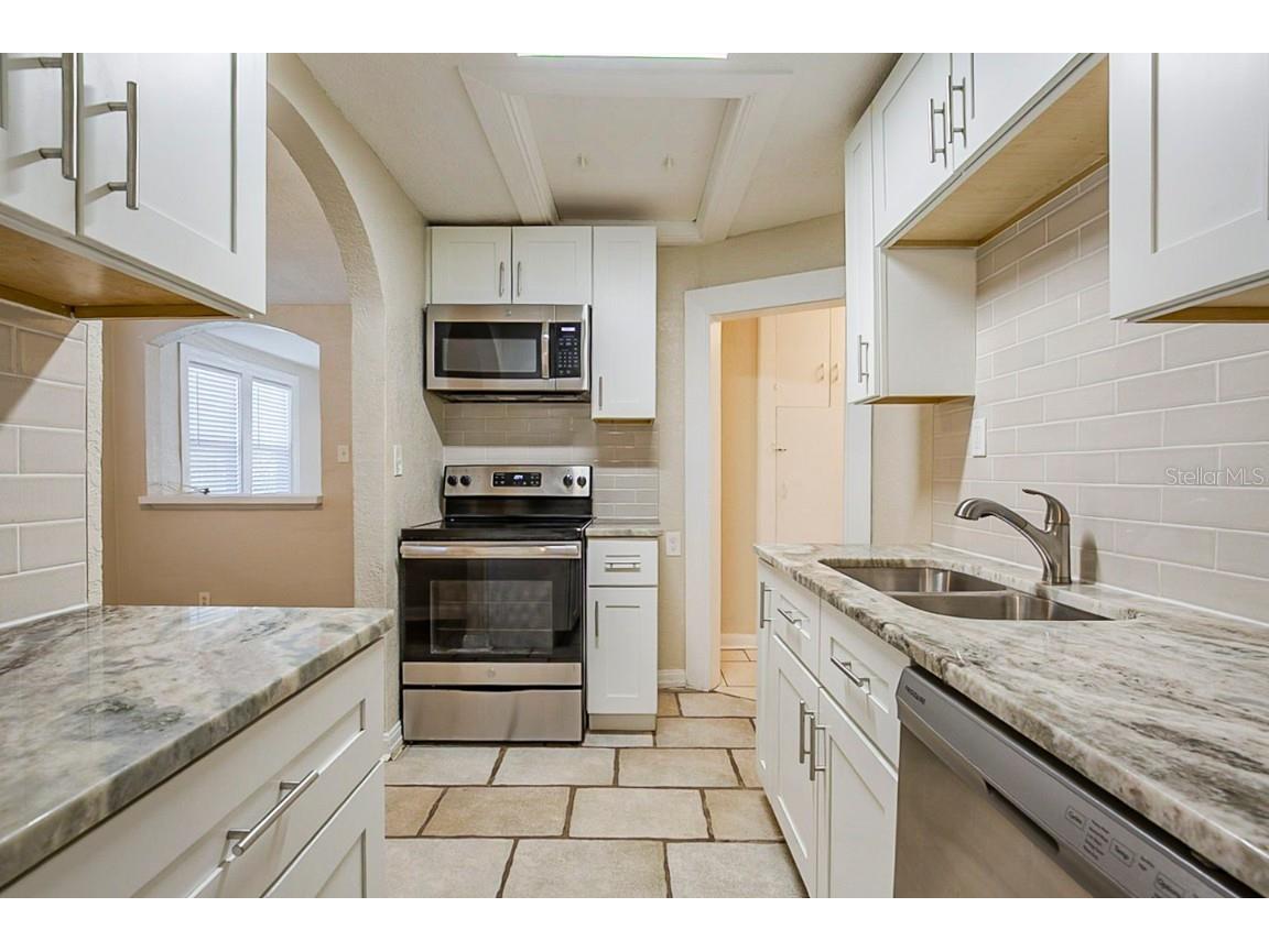 2011 10th Street S Saint Petersburg FL 33705 O6284605 image10