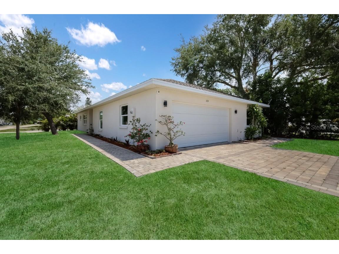 2011 Outer Drive Sarasota FL 34231 A4576813 image1