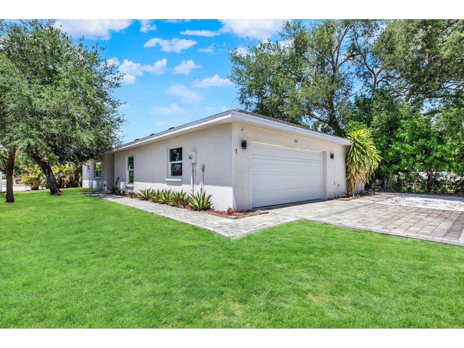 2011 Outer Drive Sarasota FL 34231 TB8528317 image1