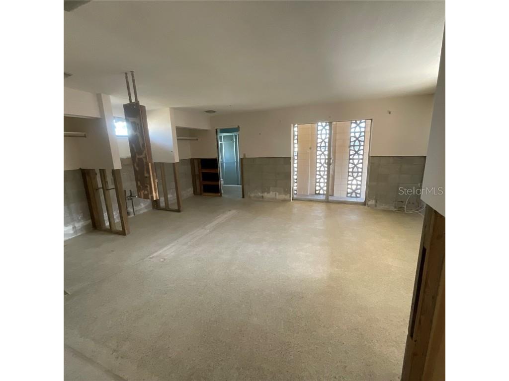 2015 Dolphin Boulevard S Saint Petersburg FL 33707 TB8381061 image13