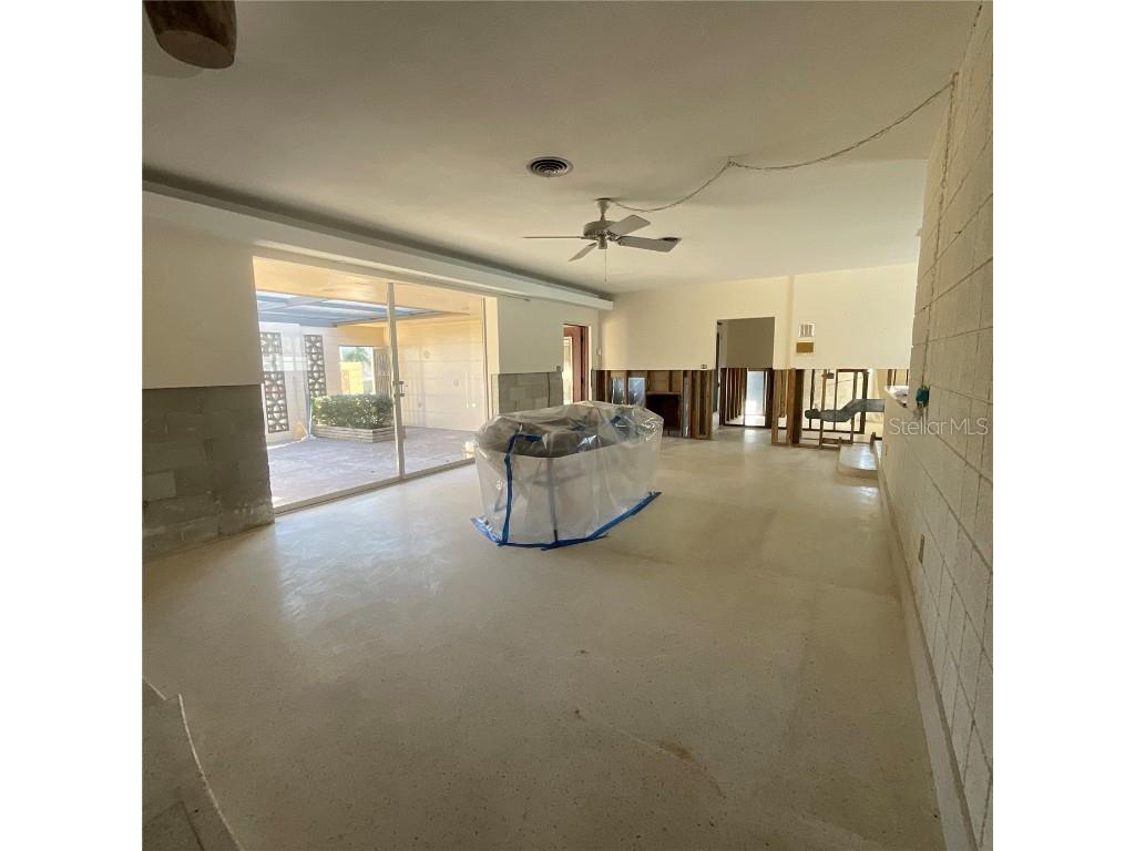 2015 Dolphin Boulevard S Saint Petersburg FL 33707 TB8381061 image14