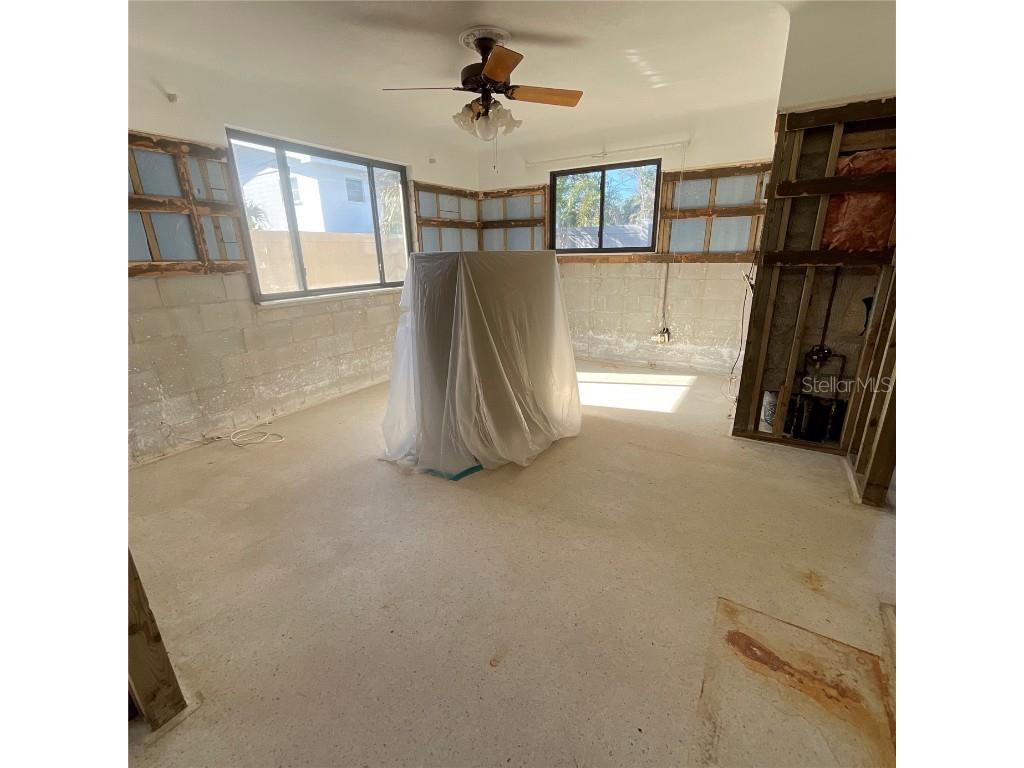 2015 Dolphin Boulevard S Saint Petersburg FL 33707 TB8381061 image15