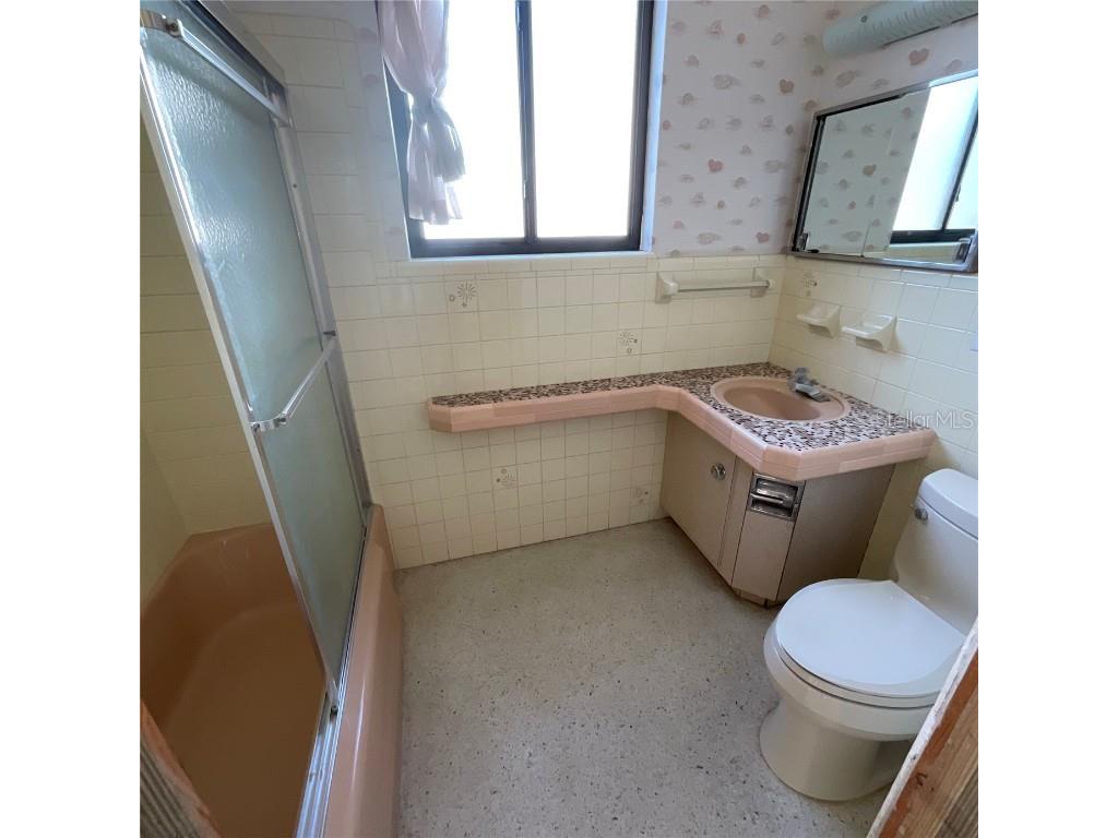 2015 Dolphin Boulevard S Saint Petersburg FL 33707 TB8381061 image16