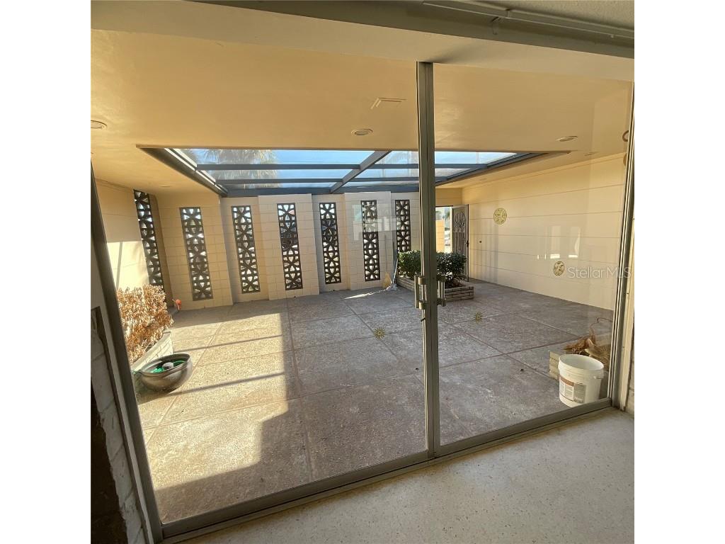 2015 Dolphin Boulevard S Saint Petersburg FL 33707 TB8381061 image18