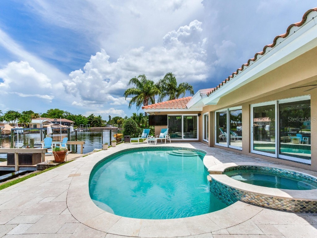 2016 Michigan Avenue NE Saint Petersburg FL 33703 U8189044 image1