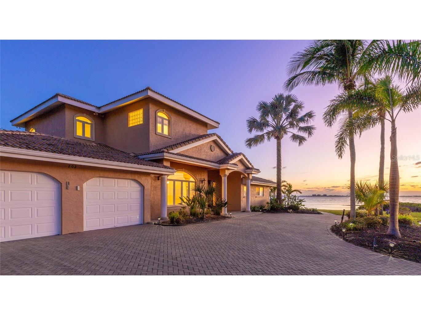 202 Gaines Avenue Sarasota FL 34243 - SARASOTA BAY A4642087 image1