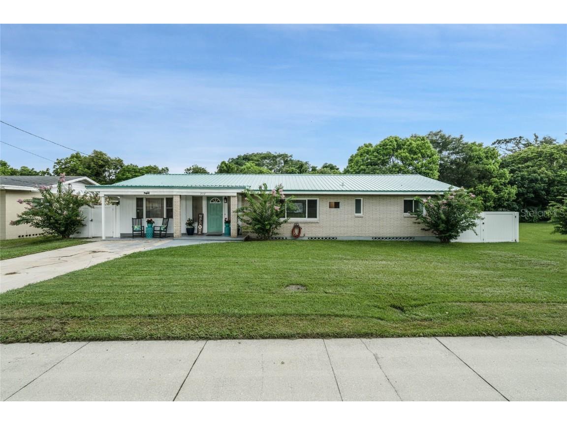 202 S Hull Avenue Deland FL 32720 V4931313 image1