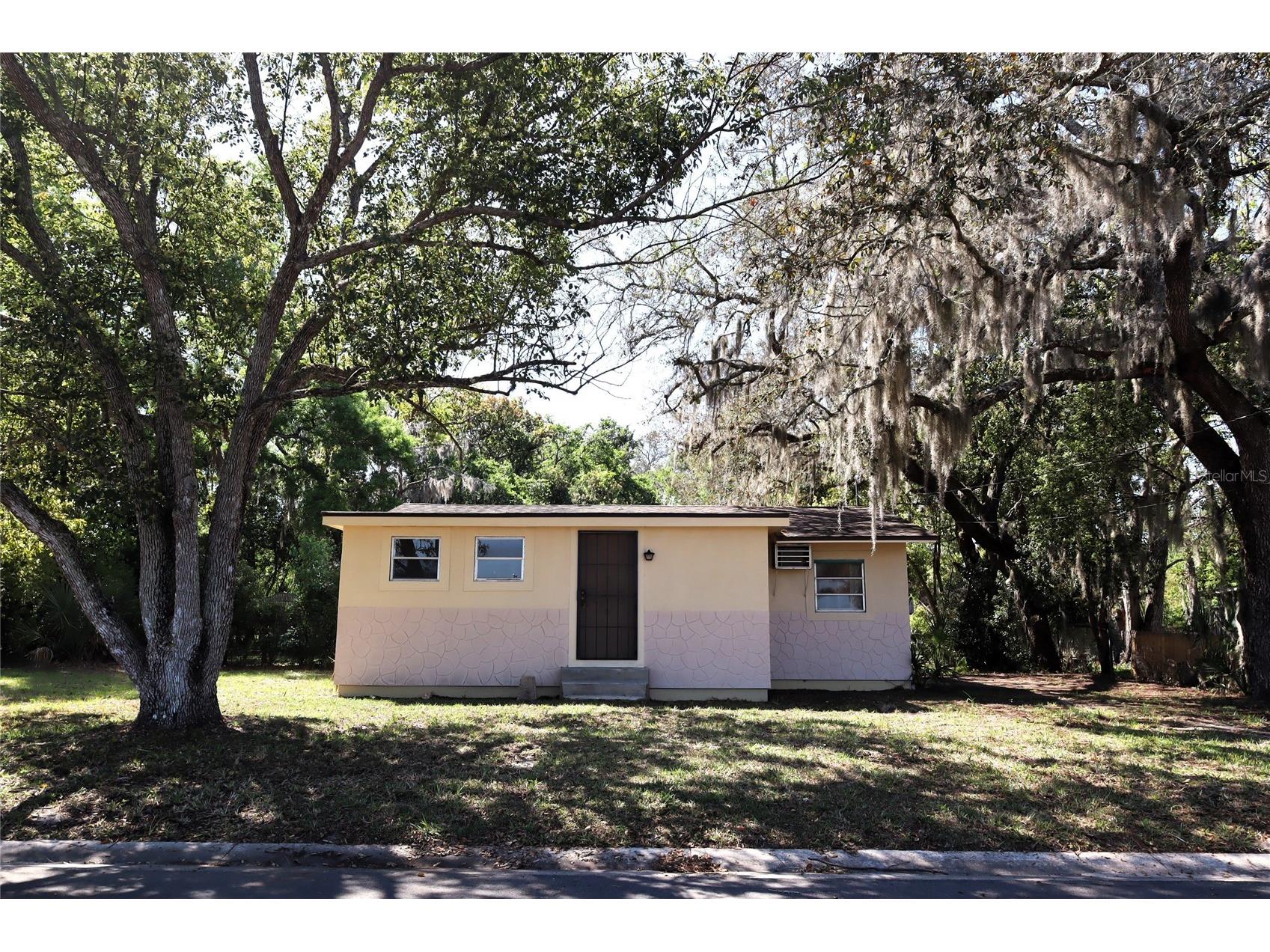 2024 Dixie Avenue Eustis FL 32726 O6422365 image1