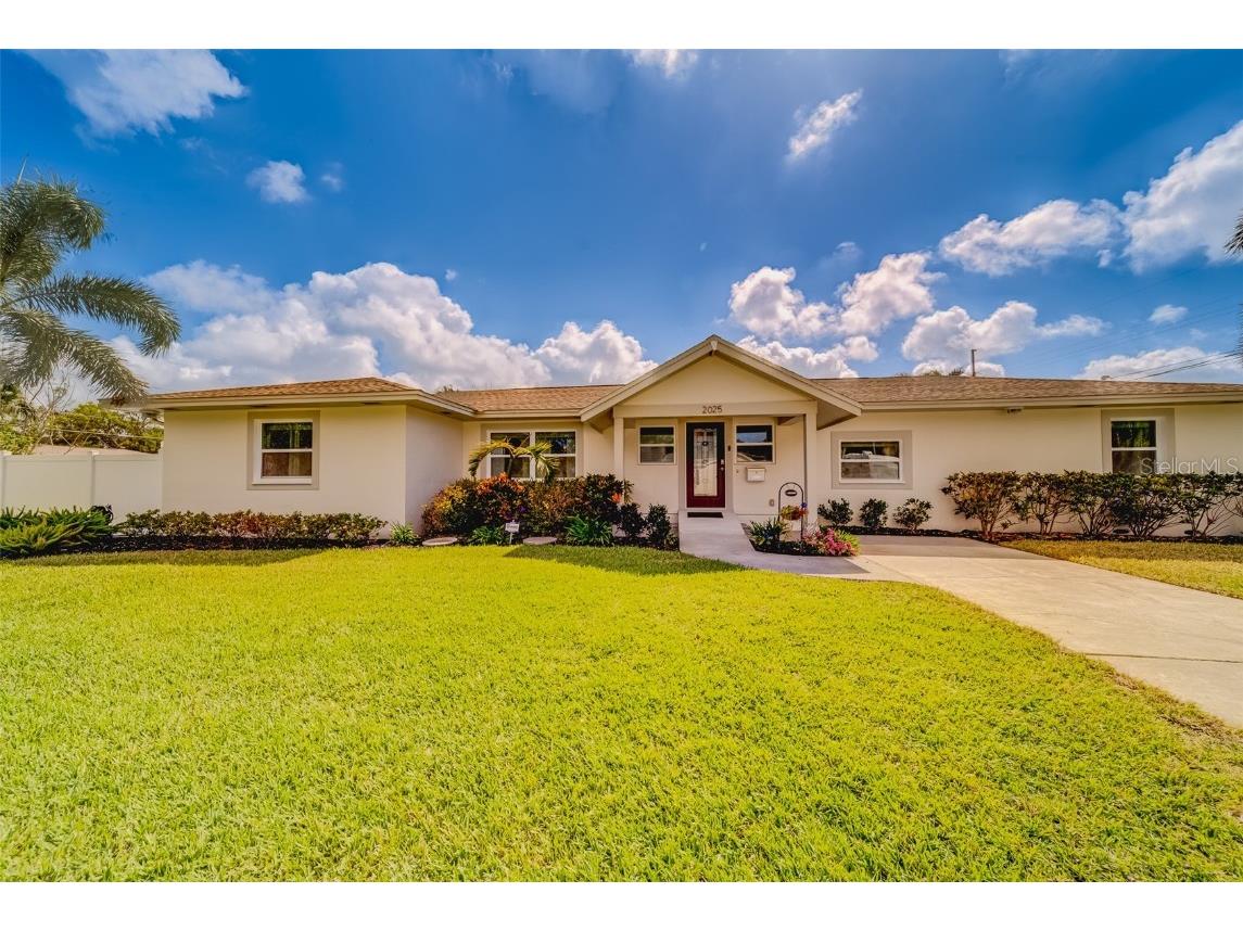 2025 50th Street N Saint Petersburg FL 33710 U8192893 image1
