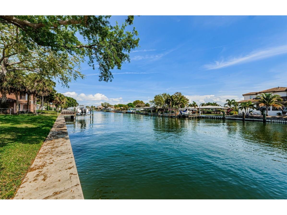 2032 Iowa Avenue NE Saint Petersburg FL 33703 U8234223 image1