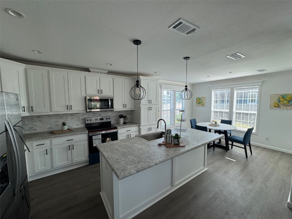 204 Freeport Drive Sarasota FL 34233 A4663279 image18