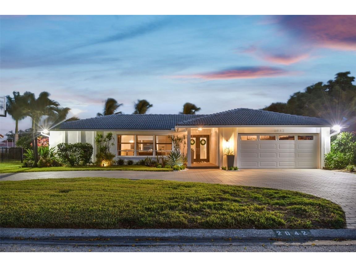 2042 Iowa Avenue NE Saint Petersburg FL 33703 - TAMPA BAY U8215501 image1