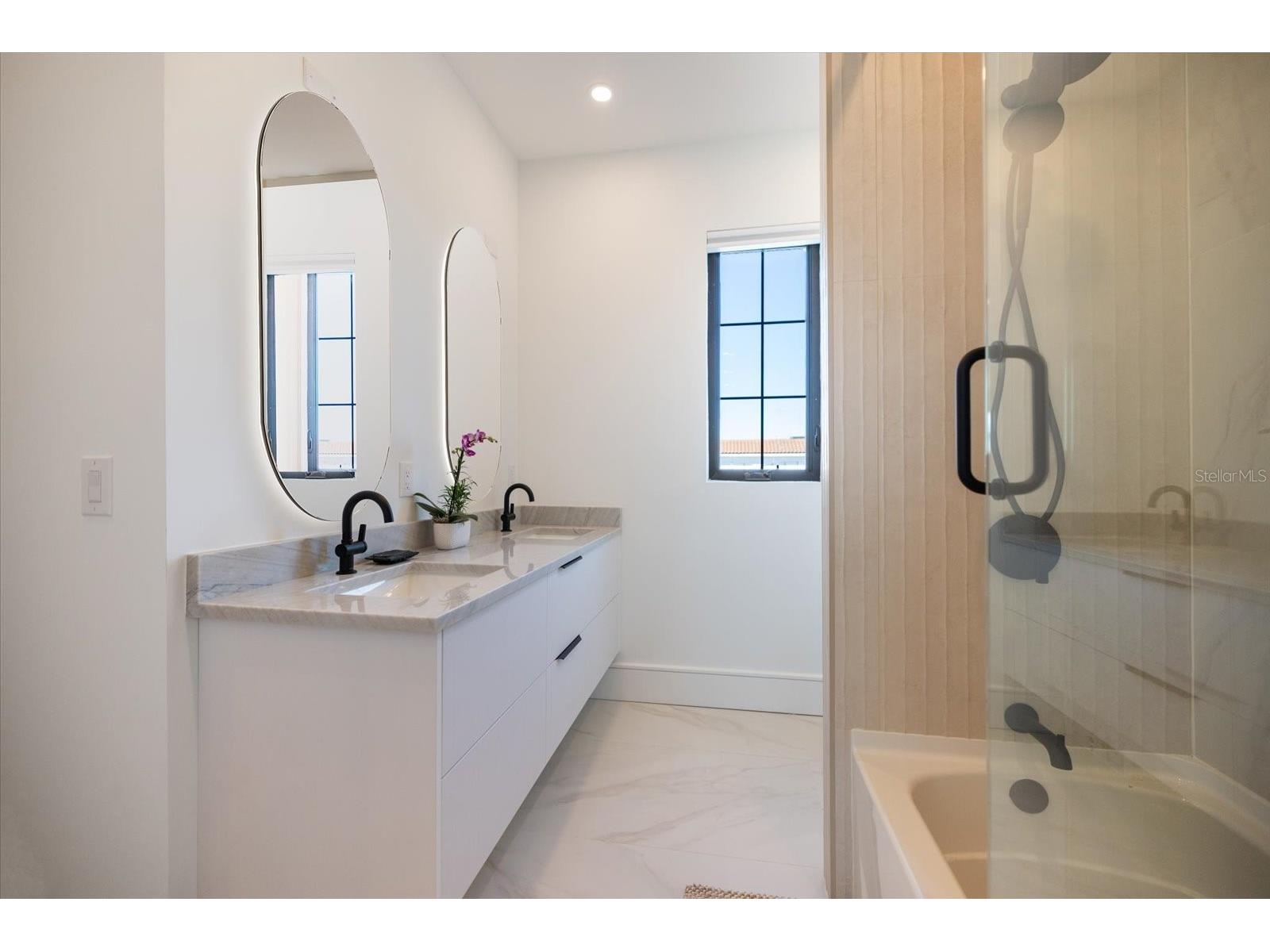 2045 Goldenrod Street Sarasota FL 34239 A4681259 image33