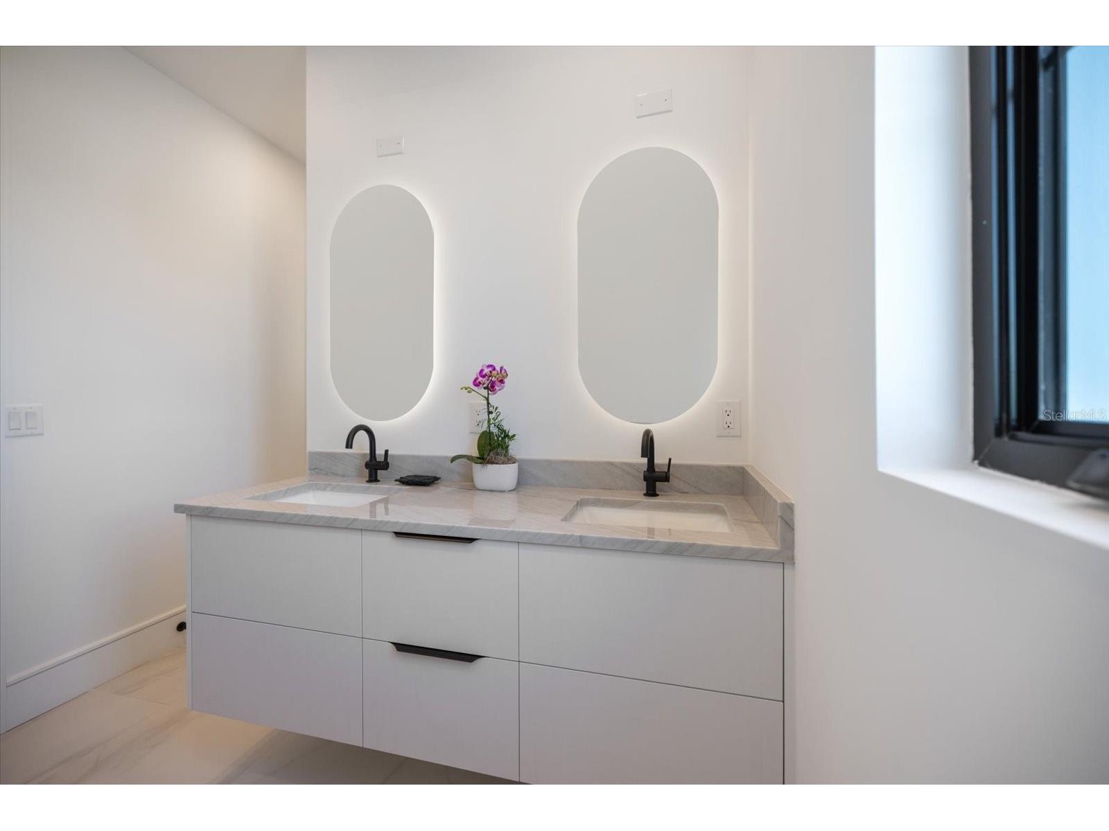 2045 Goldenrod Street Sarasota FL 34239 A4681259 image34