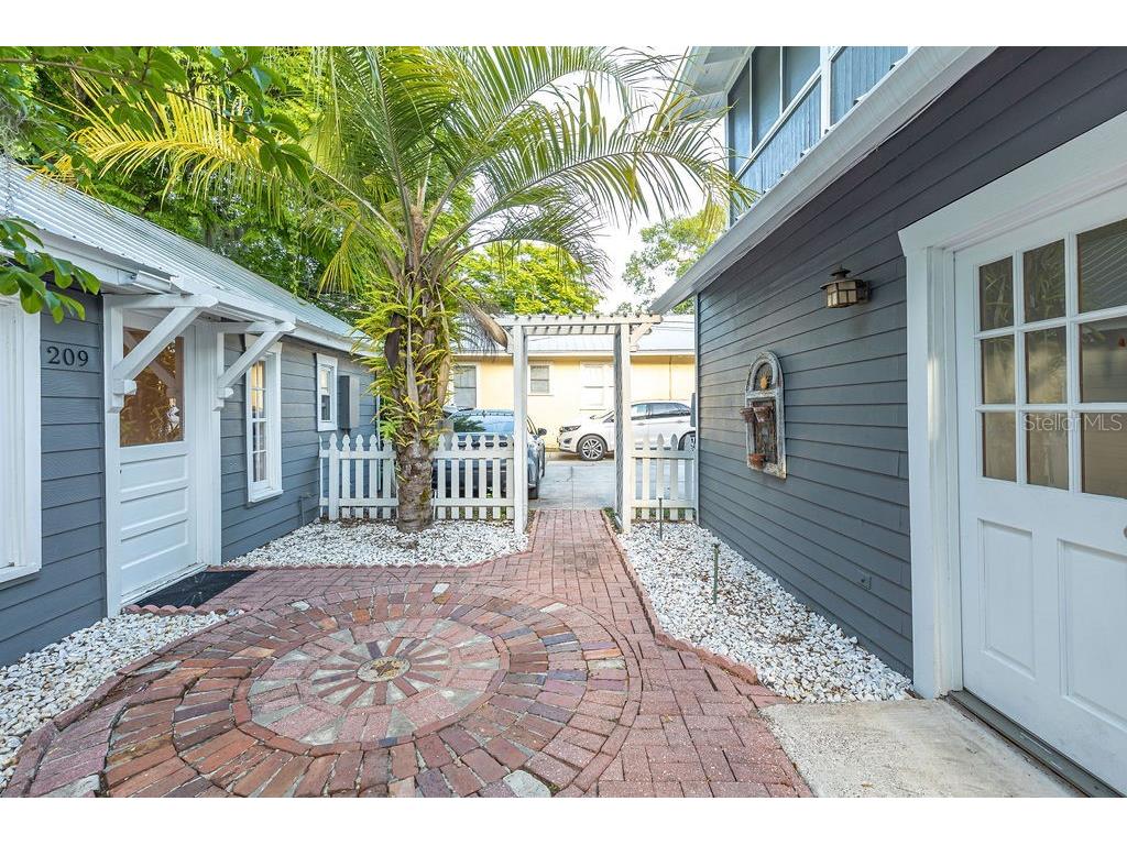 205 E Voorhis Avenue Deland FL 32724 V4948250 image11
