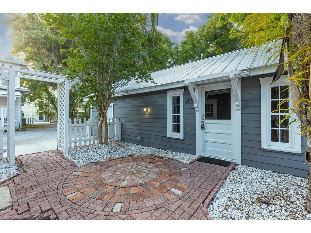 205 E Voorhis Avenue Deland FL 32724 V4948250 image8