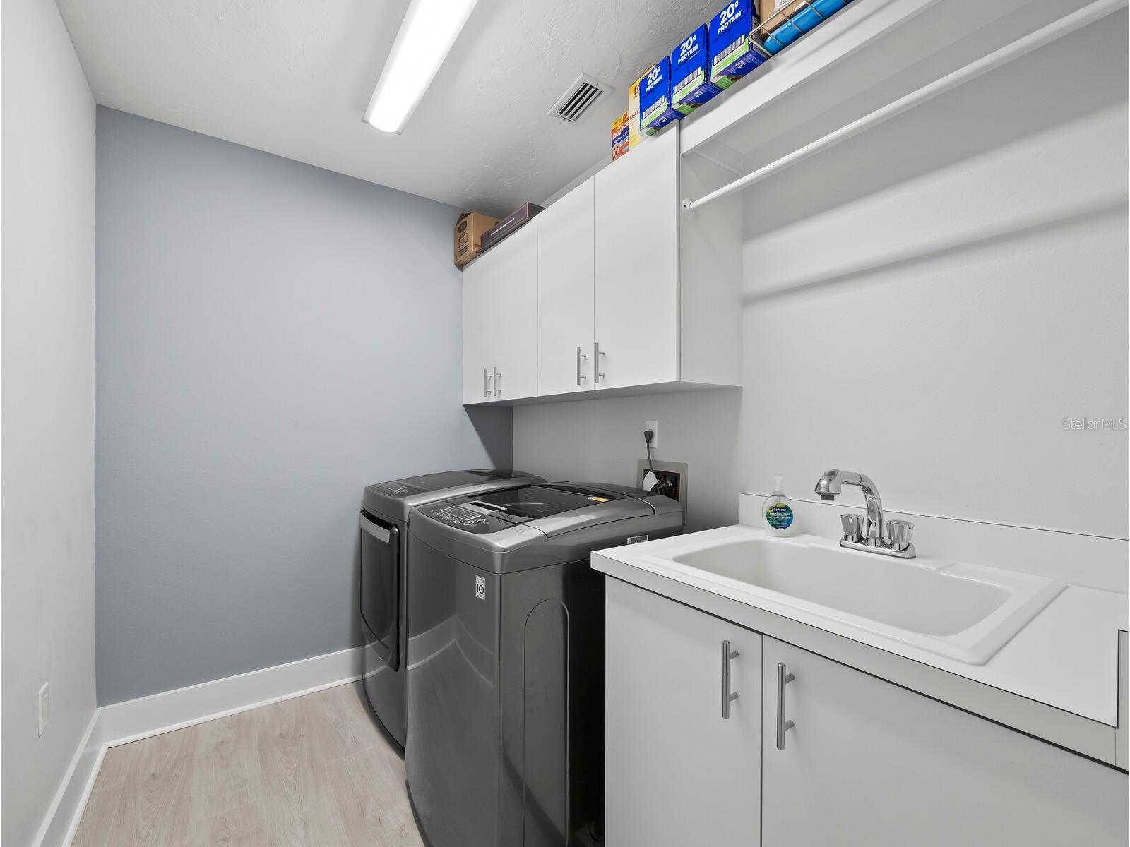 205 Golden Gate Point #401 Sarasota FL 34236 A4683357 image18