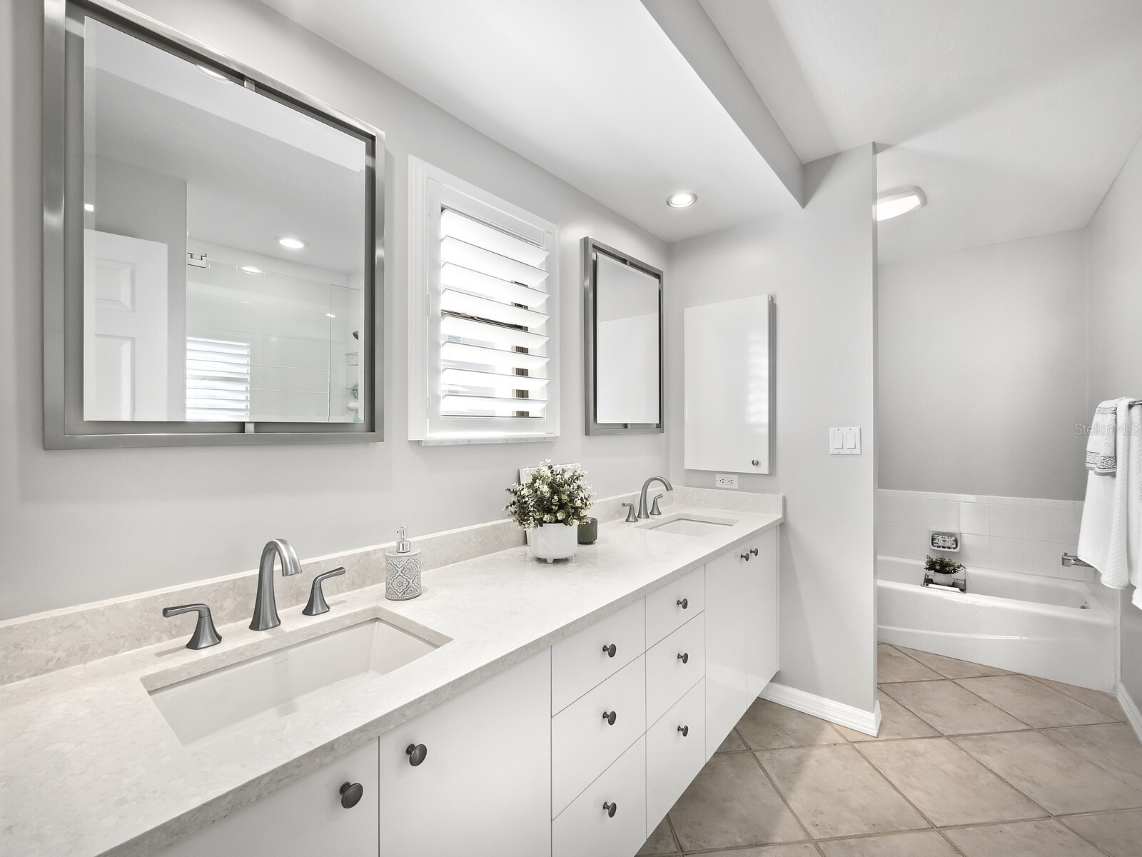 205 Golden Gate Point #401 Sarasota FL 34236 A4683357 image25