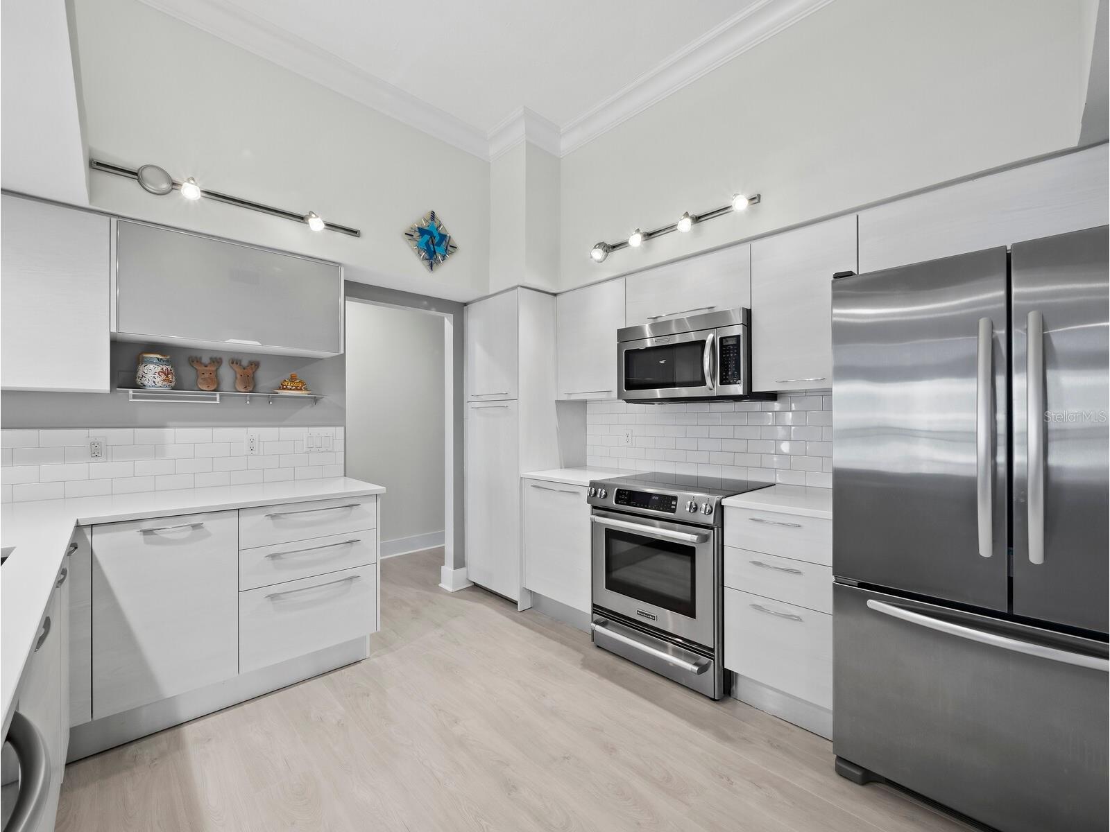 205 Golden Gate Point #401 Sarasota FL 34236 A4683357 image8