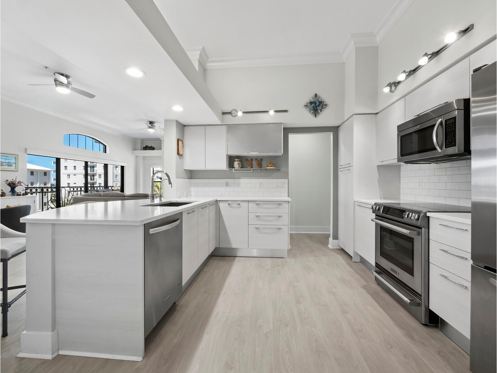 205 Golden Gate Point #401 Sarasota FL 34236 A4683357 image9