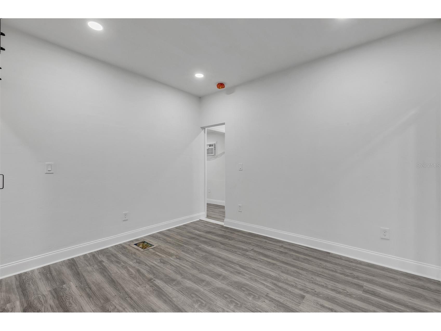 205 N Wild Olive Avenue Daytona Beach FL 32118 NS1088052 image18