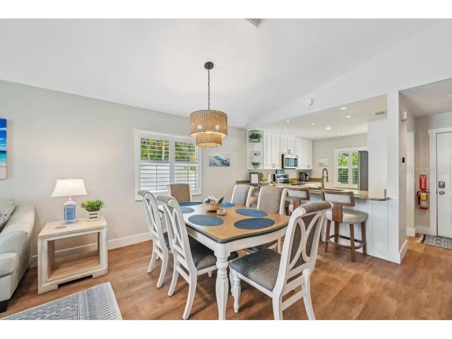 2051 Roselawn Street Sarasota FL 34231 A4682694 image14
