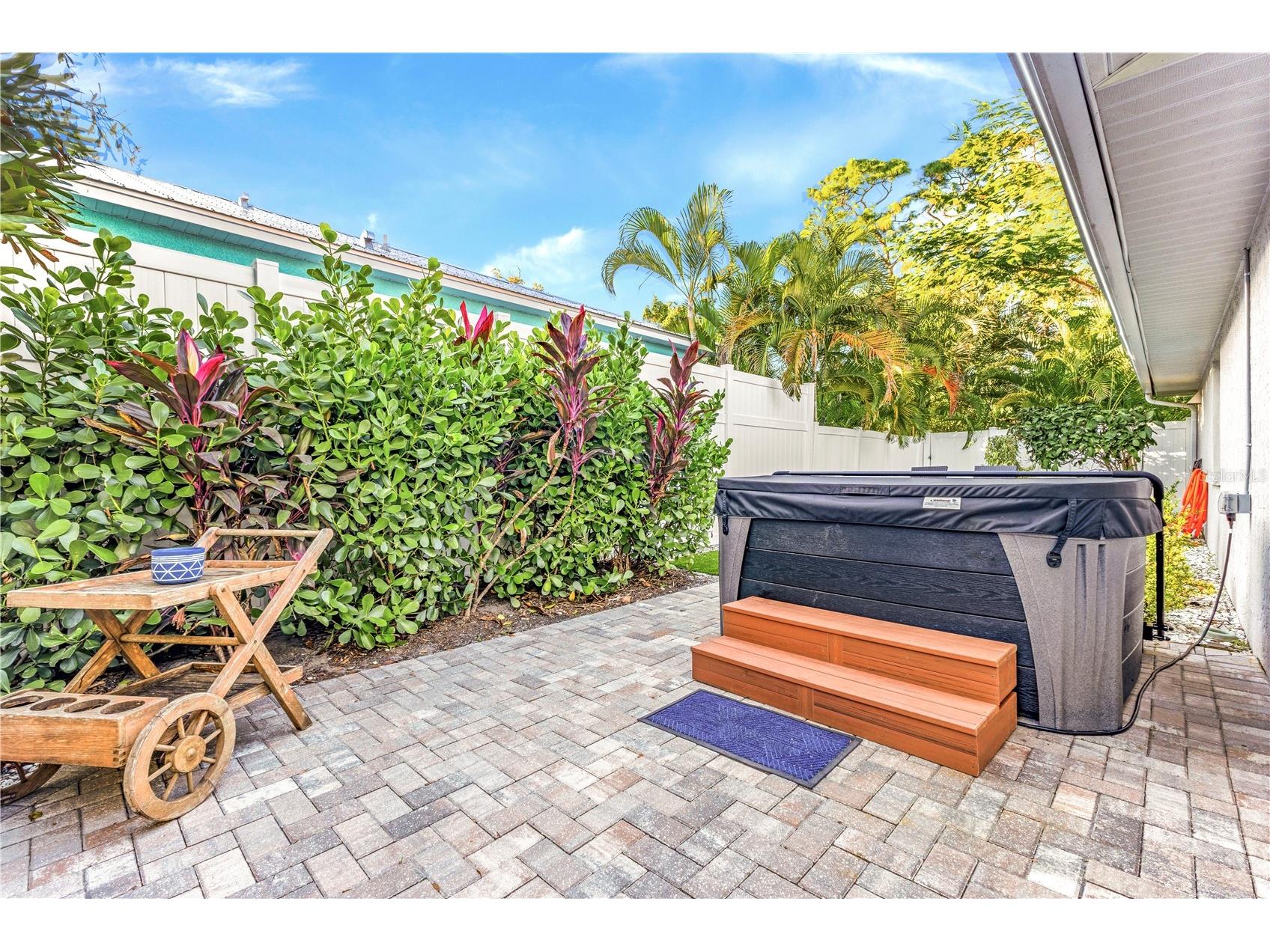 2051 Roselawn Street Sarasota FL 34231 A4682694 image32