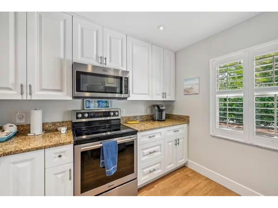 2051 Roselawn Street Sarasota FL 34231 A4682694 image6