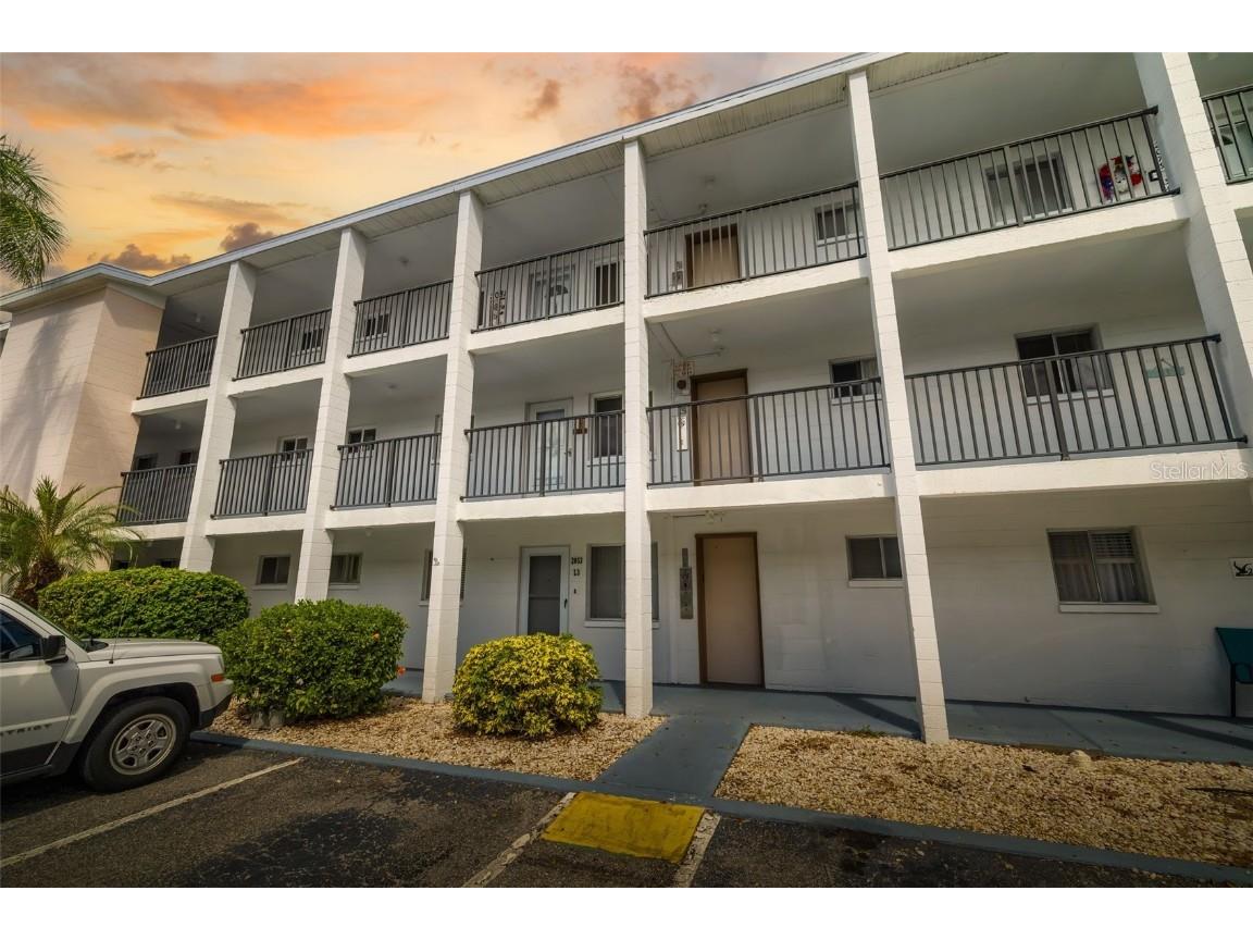 2053 Canal Drive #L-3 Bradenton FL 34207 A4667050 image1