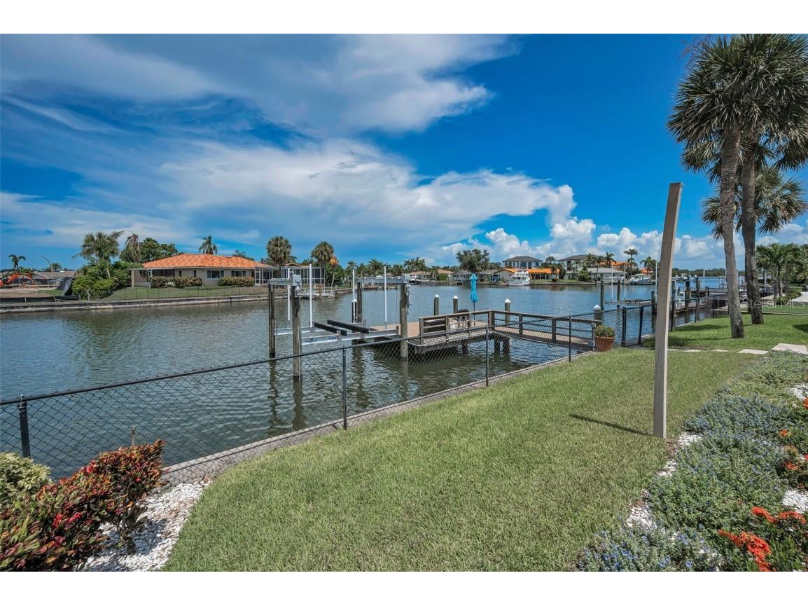 2057 Kansas Avenue NE Saint Petersburg FL 33703 - TAMPA BAY TB8414254 image57