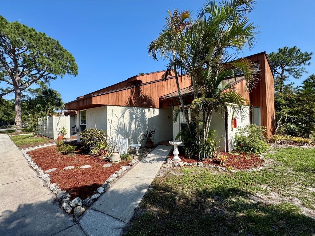 2058 Sunset Point Road #11 Clearwater FL 33765 A4650932 image1