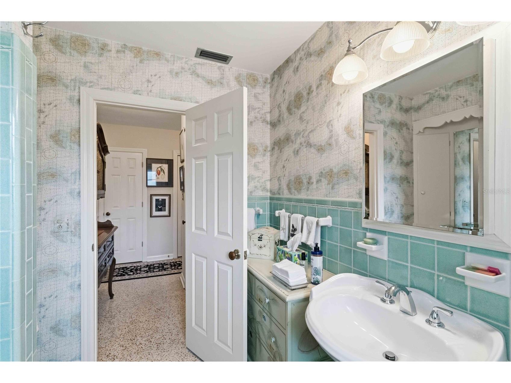 2068 Sunnyside Lane Sarasota FL 34239 N6143339 image21
