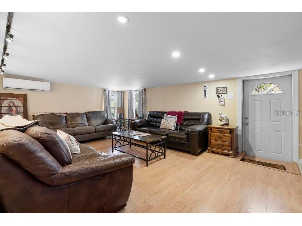 207 Robinhood Drive Deland FL 32724 V4946015 image5