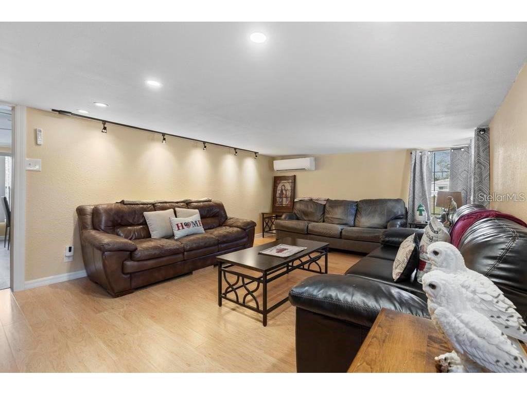 207 Robinhood Drive Deland FL 32724 V4946015 image6