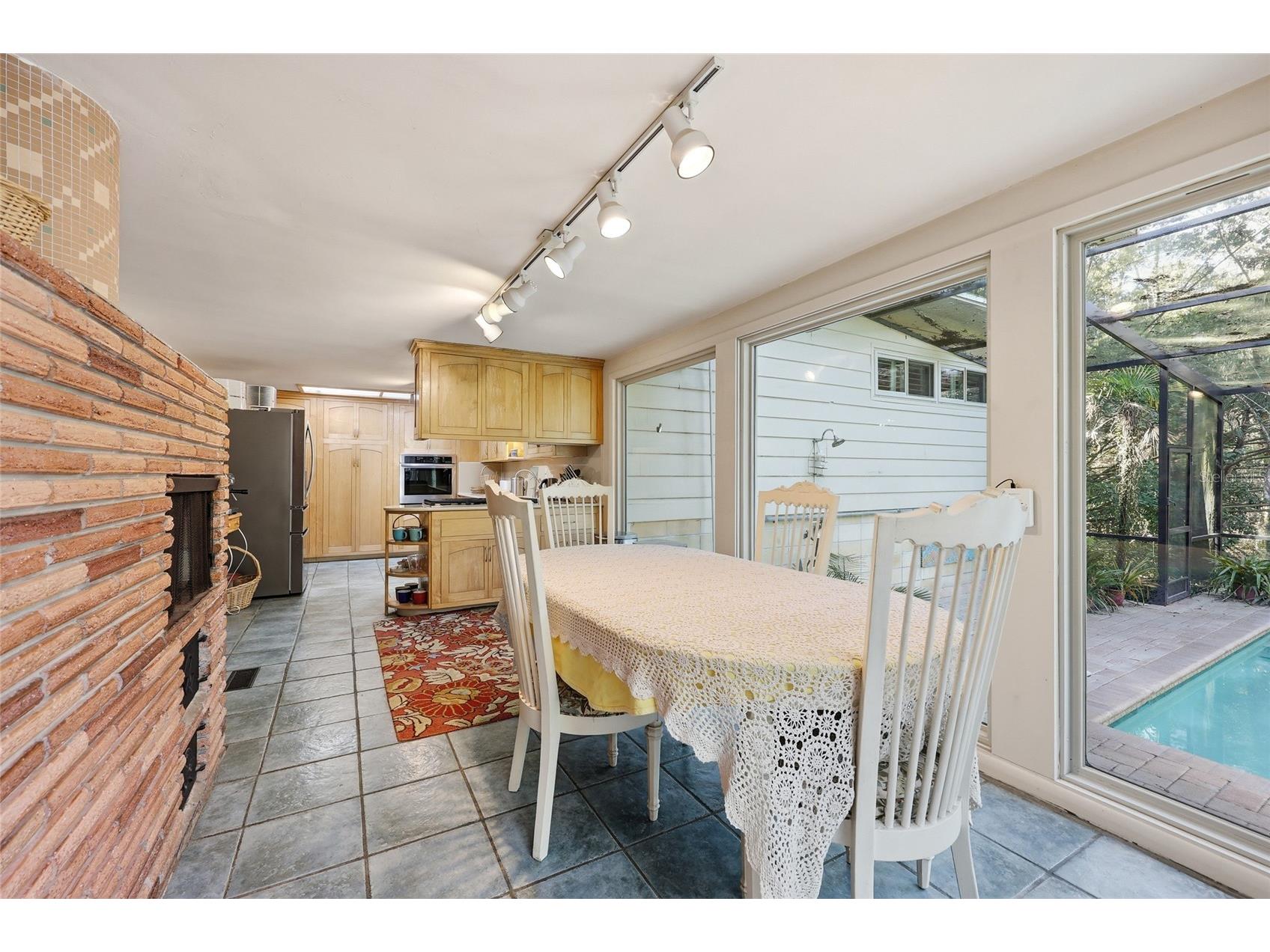 2074 NW 11th Road Gainesville FL 32605 GC537601 image14