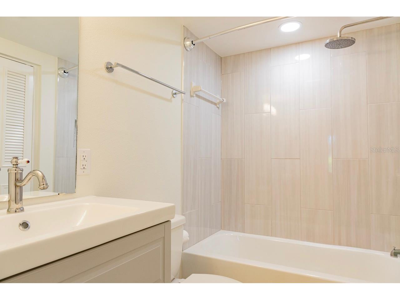 208 Lake Howard Drive NW #104 Winter Haven FL 33880 P4938603 image13